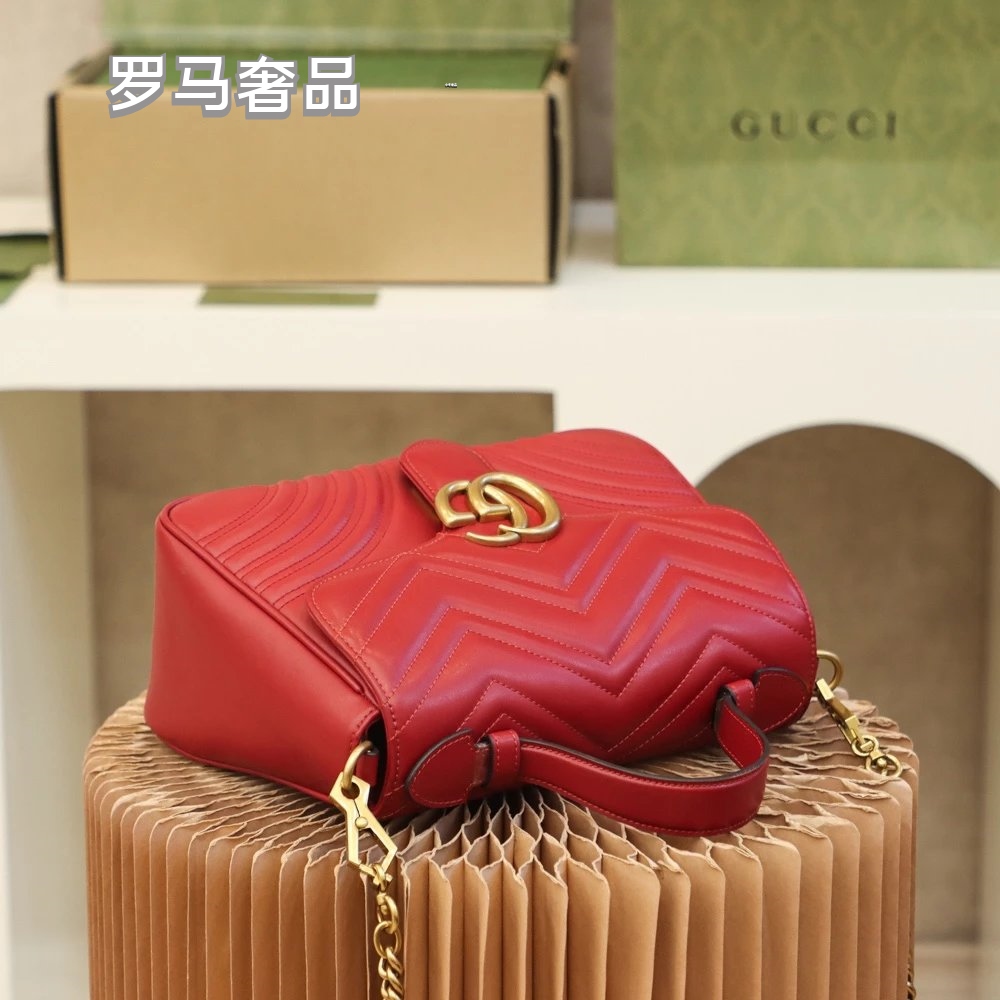 Gucci Elegant White Chevron Quilted Leather Handbag with Gold Hardware