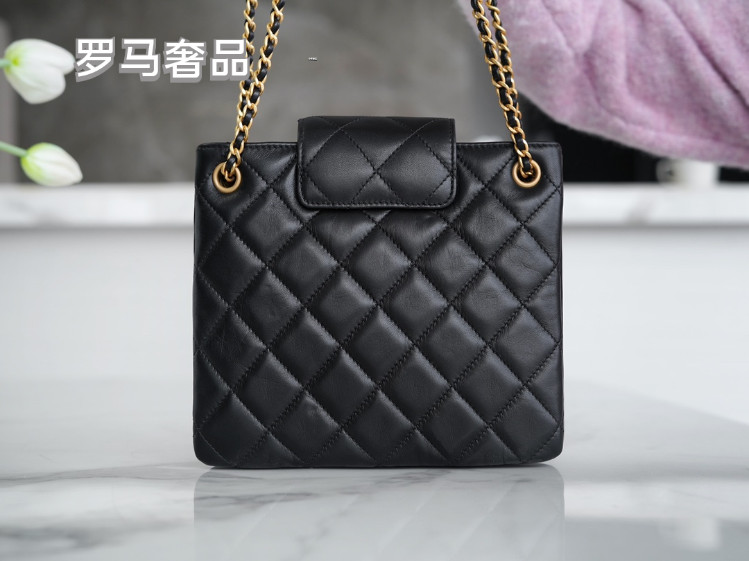 Chanel Quilted Leather Shoulder Bag with Gold-Tone CC Logo - Black