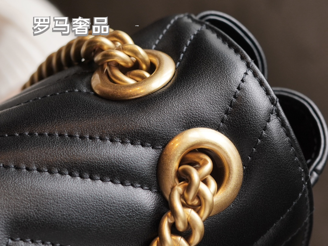 Gucci Elegant Quilted White Leather Shoulder Bag with Gold Chain Strap