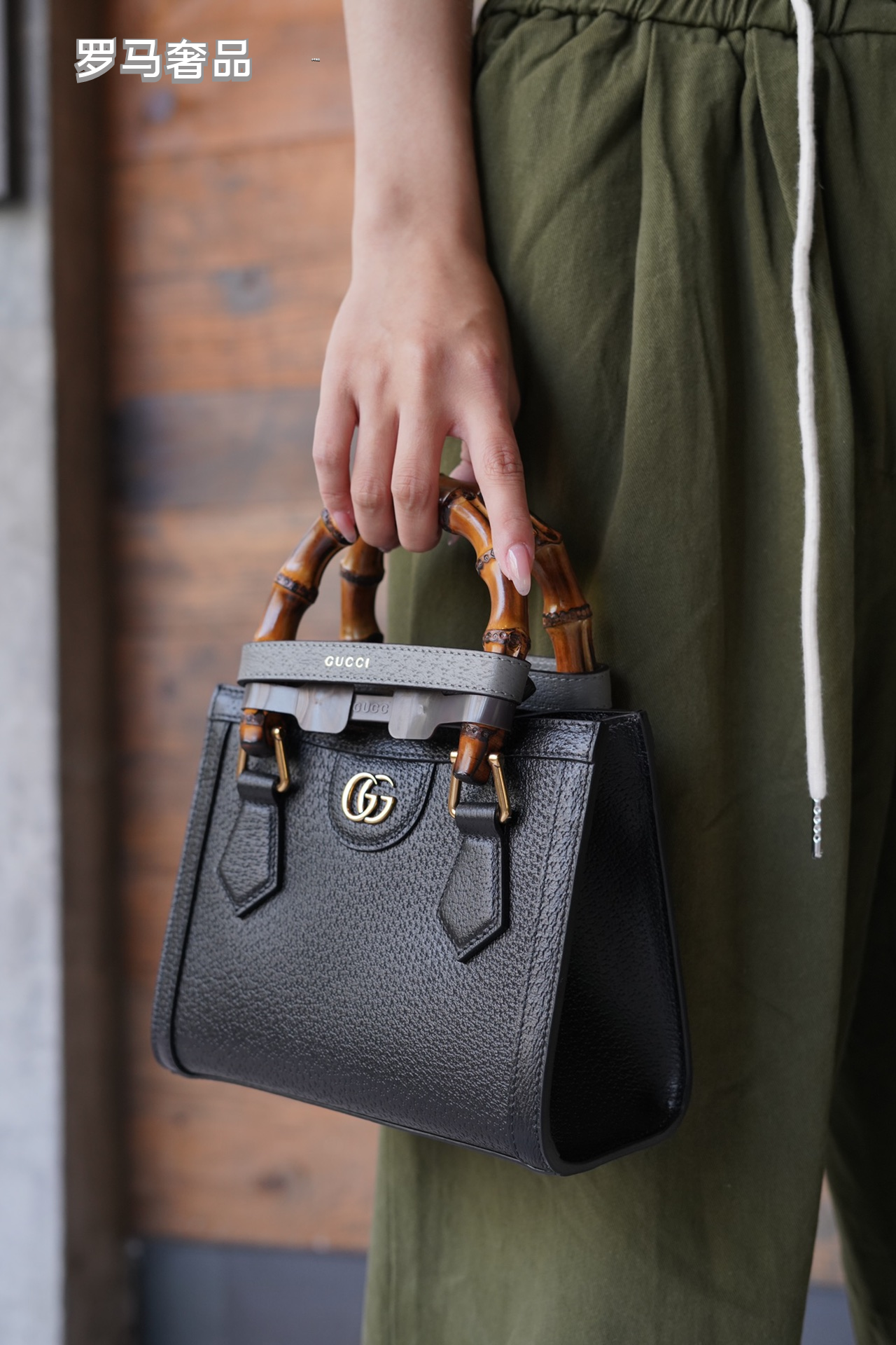 Gucci Vintage Off-White Leather Handbag with Bamboo Handle