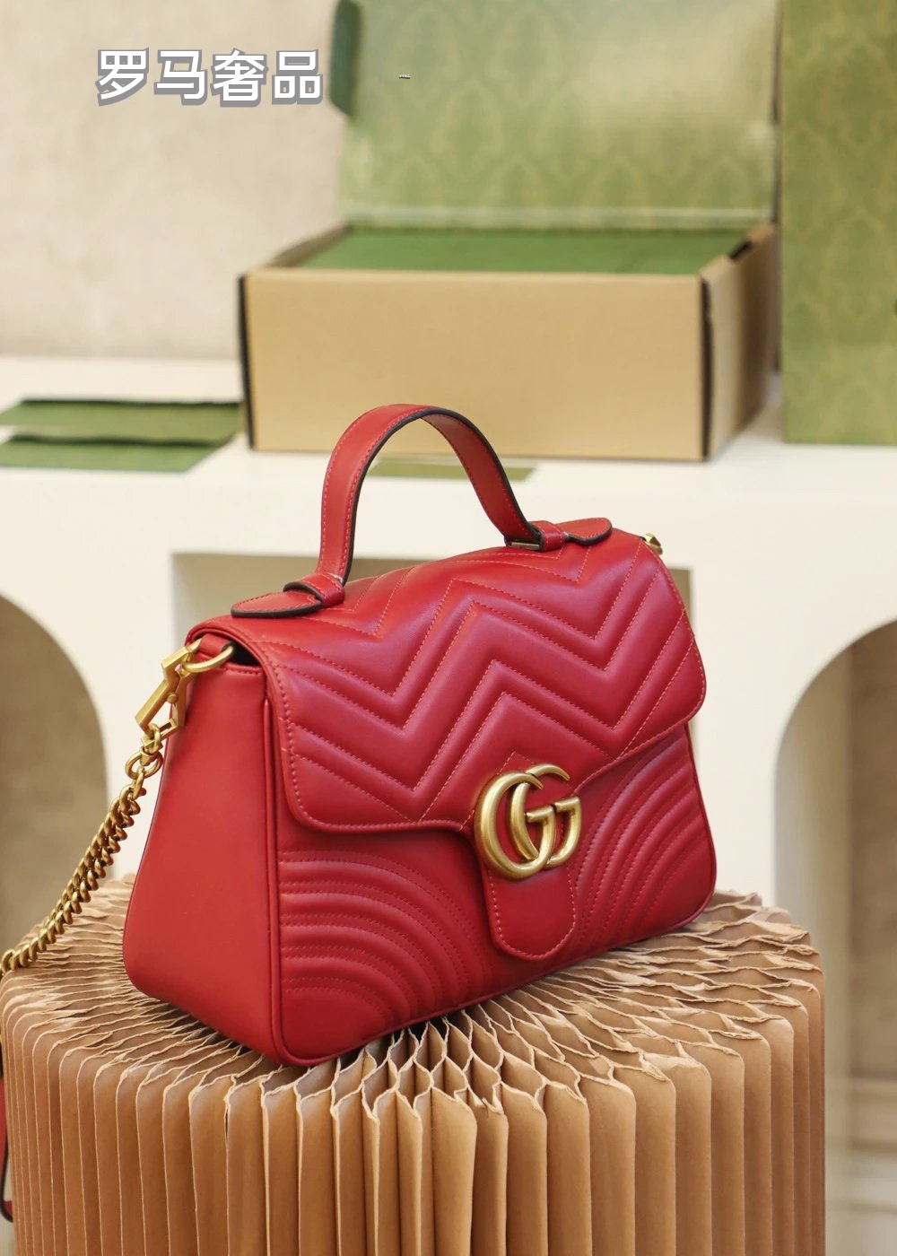 Gucci Elegant White Chevron Quilted Leather Handbag with Gold Hardware