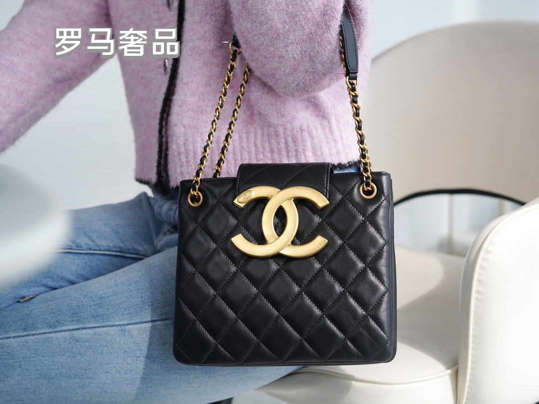 Chanel Quilted Leather Shoulder Bag with Gold-Tone CC Logo - Black