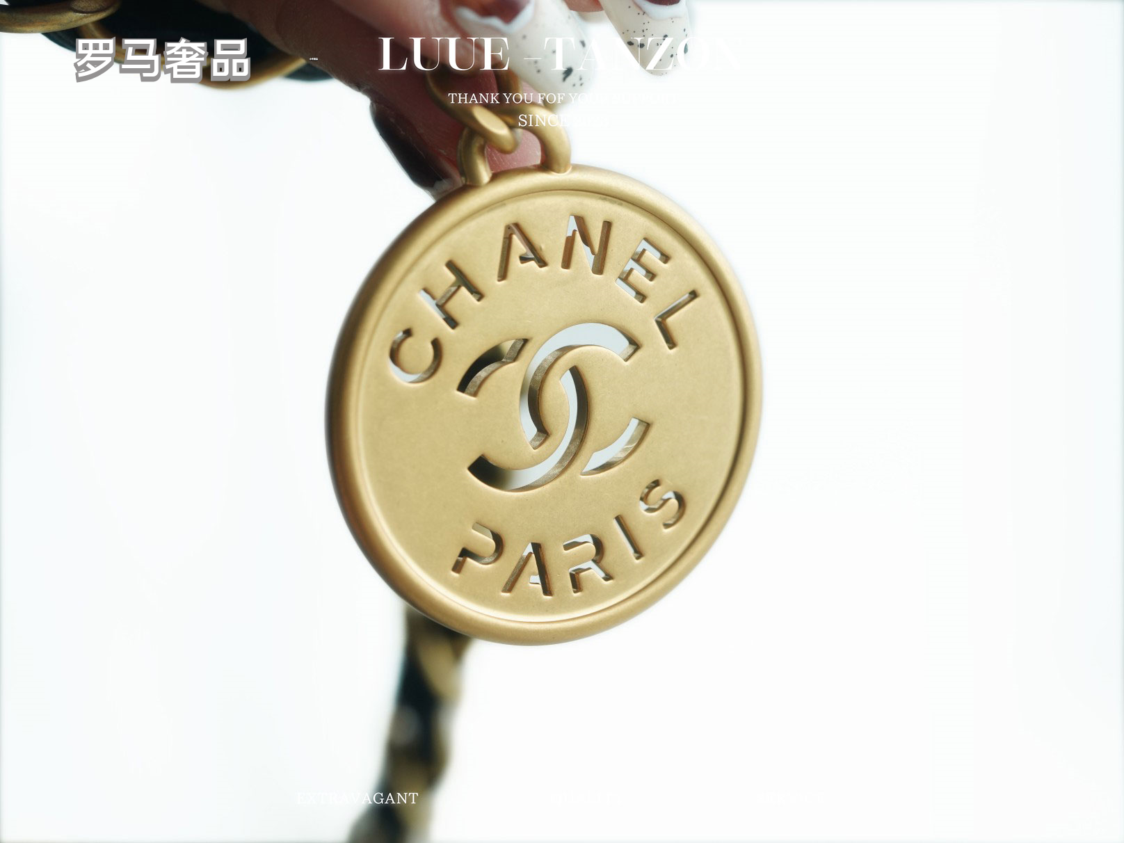 Chanel 22 Handbag - Shiny Calfskin Quilted Leather with Gold-Tone Hardware - Black