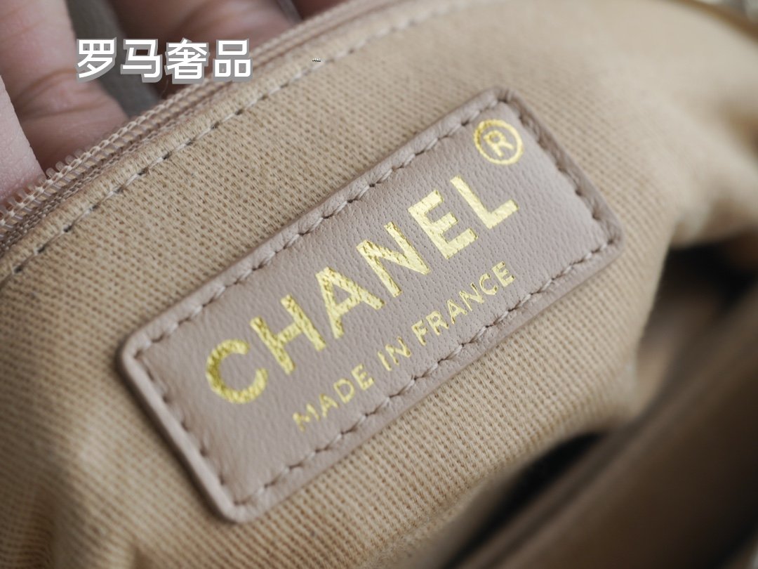 Chanel White Quilted Caviar Coco Handle Bag with Gold-Tone Hardware