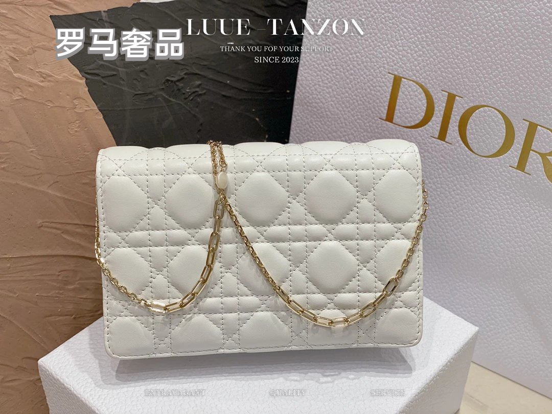 Elegant White Quilted Shoulder Bag with Gold-Tone Chain and Pearl Detail
