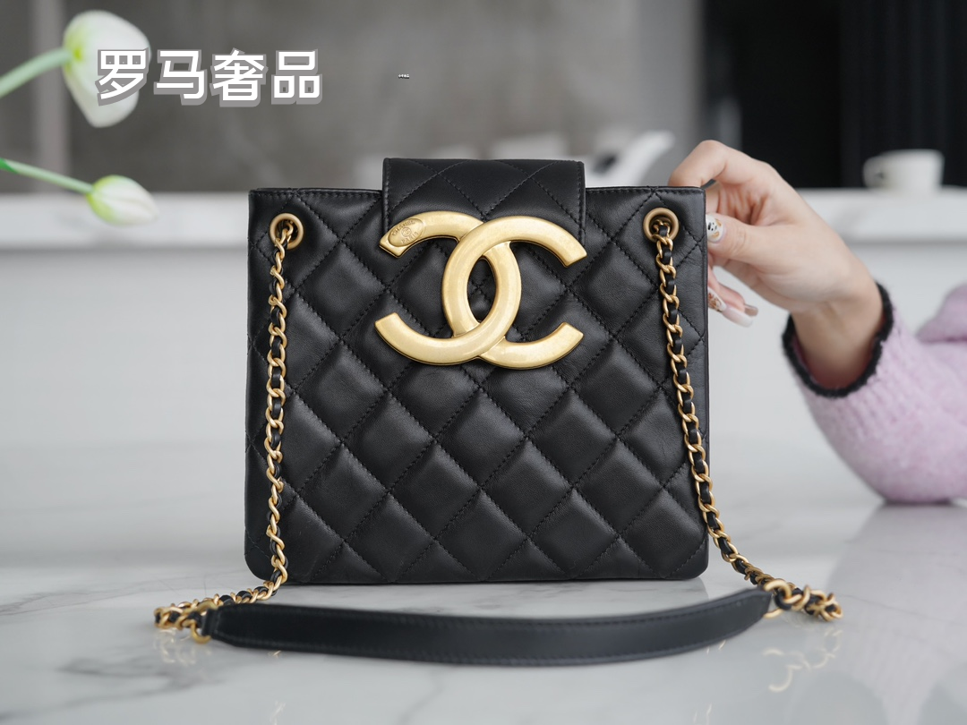 Chanel Quilted Leather Shoulder Bag with Gold-Tone CC Logo - Black