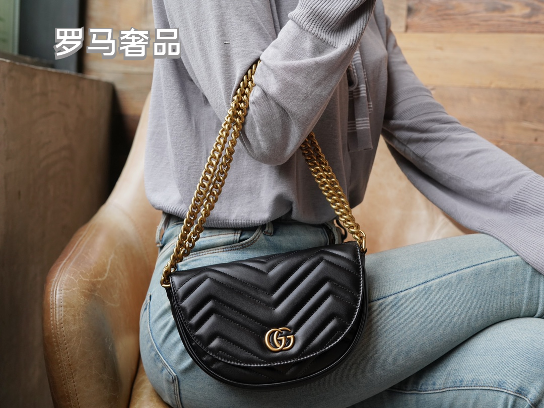 Gucci Elegant White Chevron Quilted Leather Crossbody Bag with Gold Chain