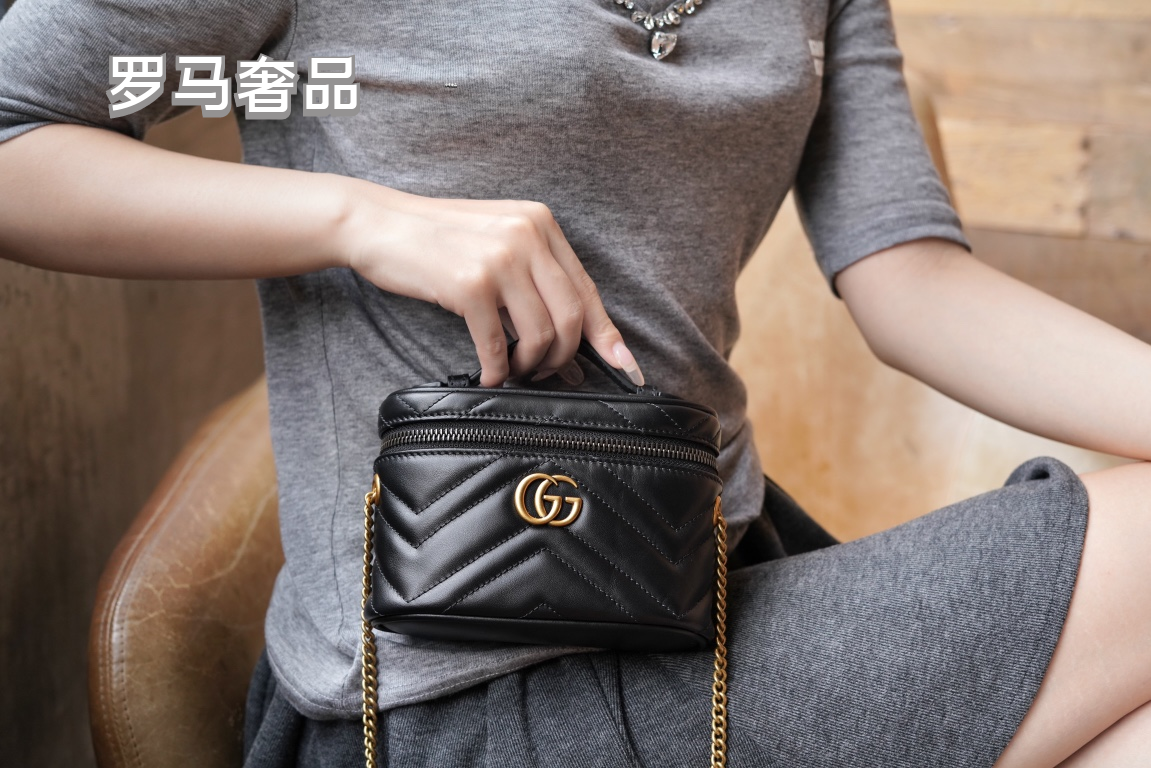 Gucci Cream Chevron Quilted Leather Vanity Bag with Gold Chain Strap