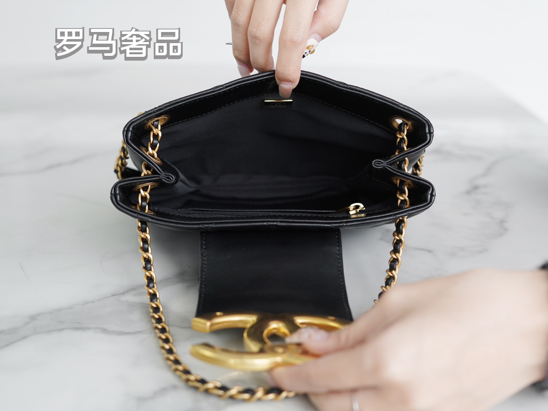 Chanel Quilted Leather Shoulder Bag with Gold-Tone CC Logo - Black