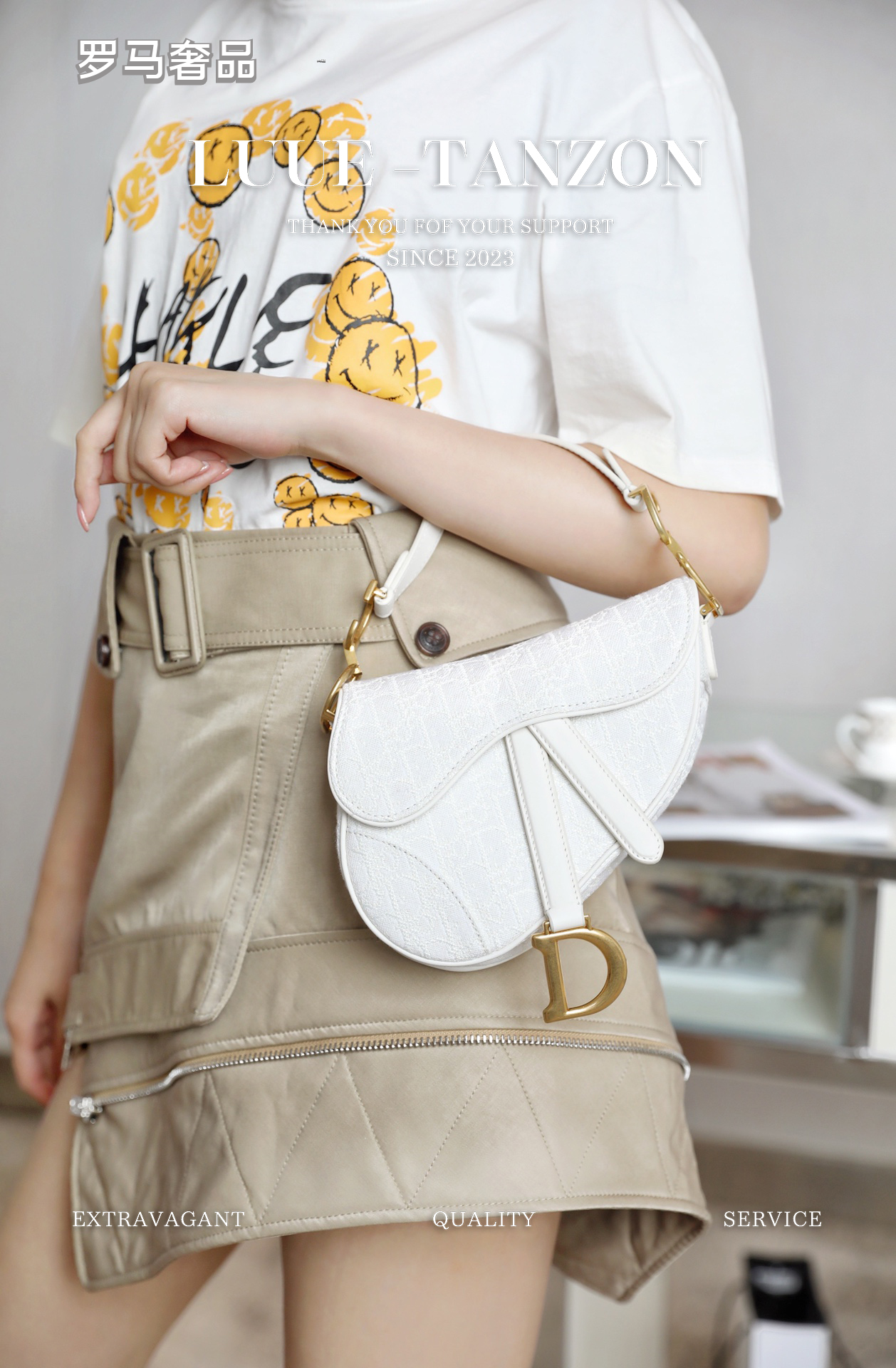 Elegant White Saddle Shoulder Bag with Gold-Tone 'D' Charm - Luxe Designer Style Handbag