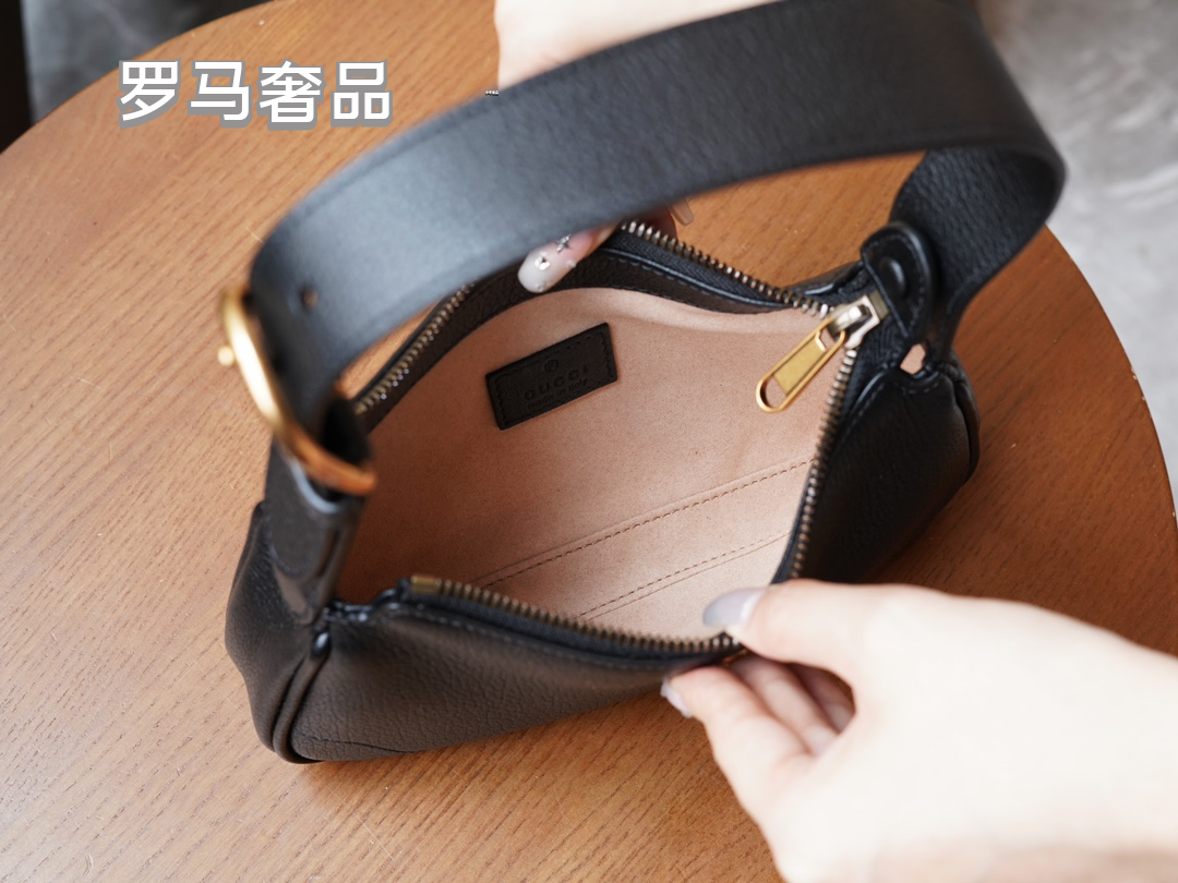 Gucci Elegant Off-White Leather Underarm Shoulder Bag with Gold Detailing