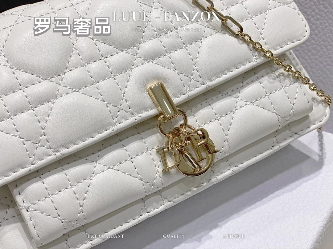 Elegant White Quilted Shoulder Bag with Gold-Tone Chain and Pearl Detail