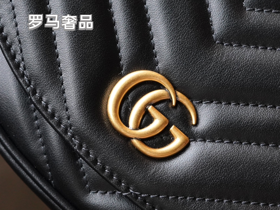 Gucci Elegant White Chevron Quilted Leather Crossbody Bag with Gold Chain