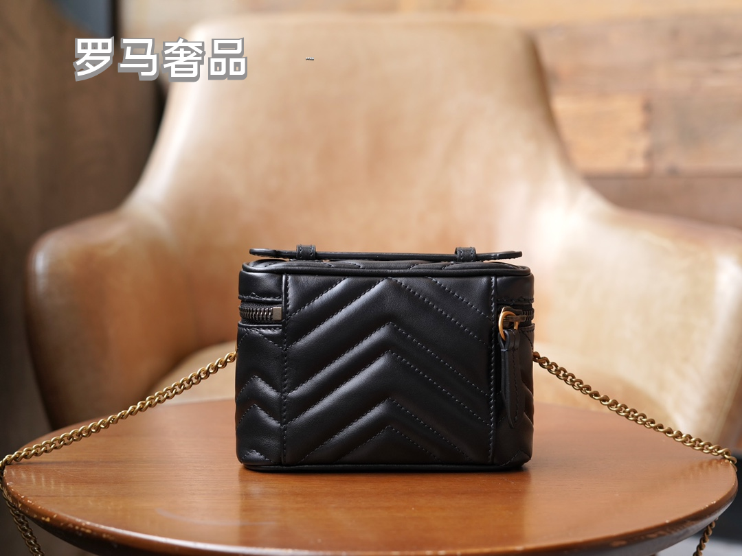 Gucci Cream Chevron Quilted Leather Vanity Bag with Gold Chain Strap