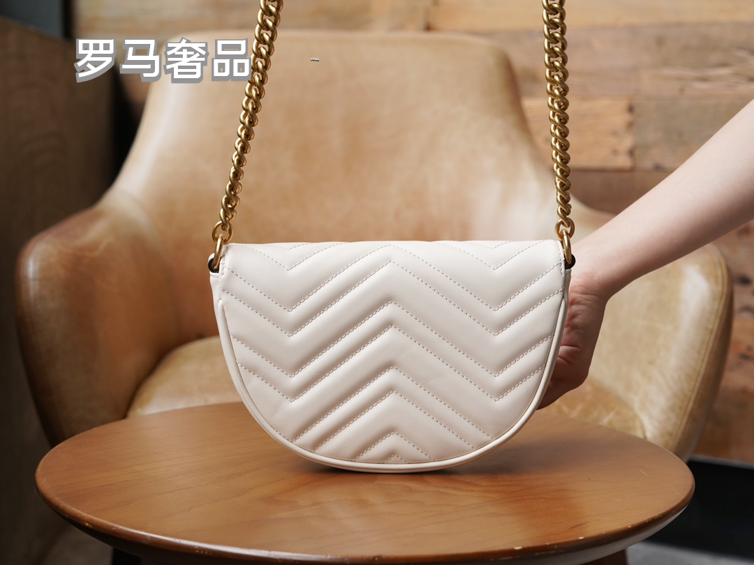 Gucci Elegant White Chevron Quilted Leather Crossbody Bag with Gold Chain