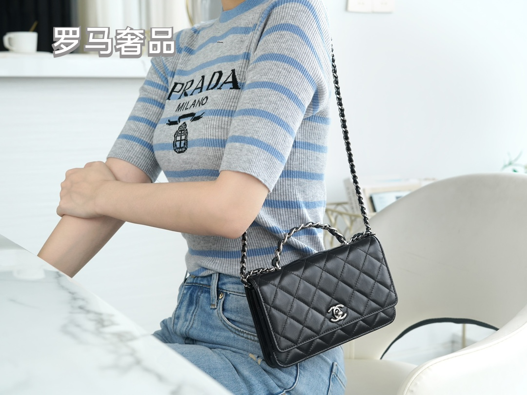Luxury Quilted Leather Crossbody Bag with Chain Strap - Classic Designer Style Flap Bag