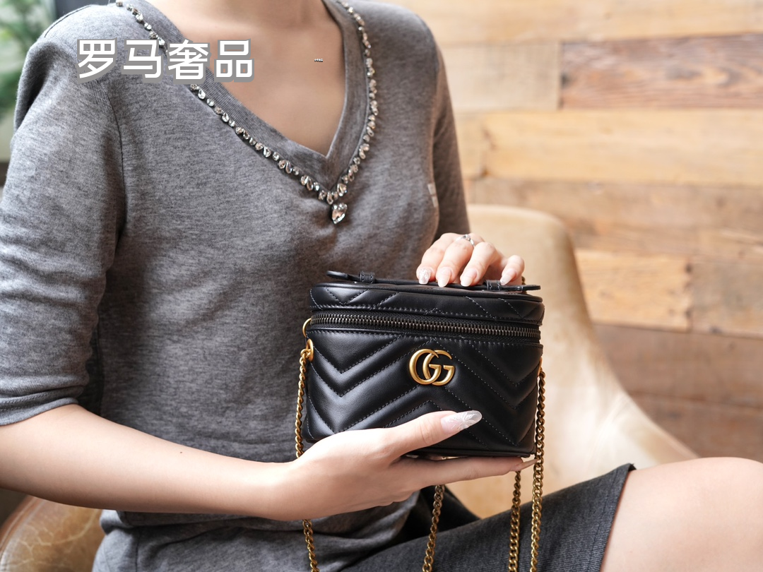 Gucci Cream Chevron Quilted Leather Vanity Bag with Gold Chain Strap
