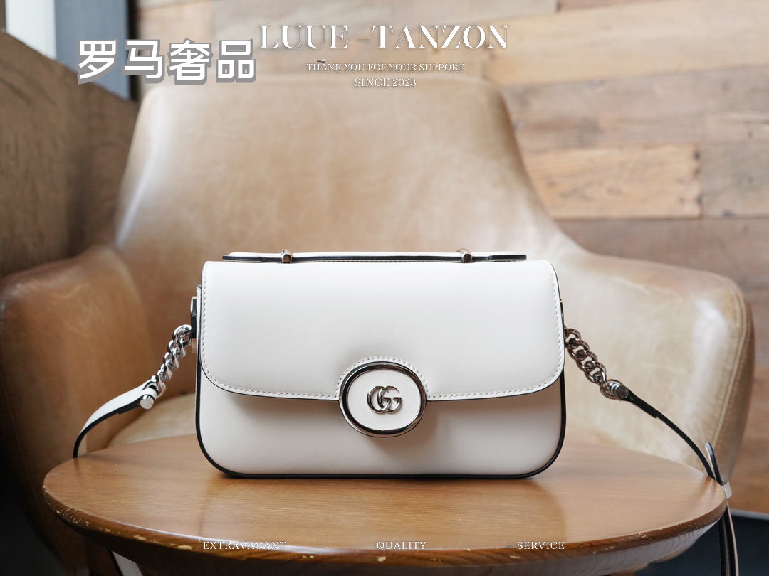 Gucci Classic White Leather Shoulder Bag with Metal Buckle and Chain Strap
