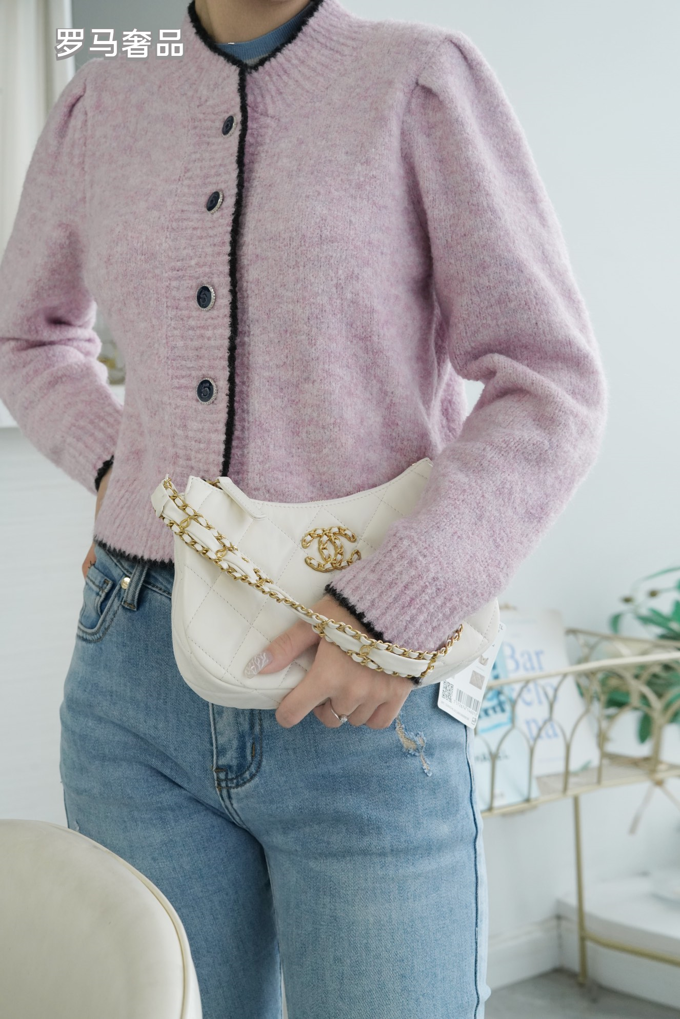 Luxury White Quilted Leather Hobo Handbag with Gold-Tone Chain Strap