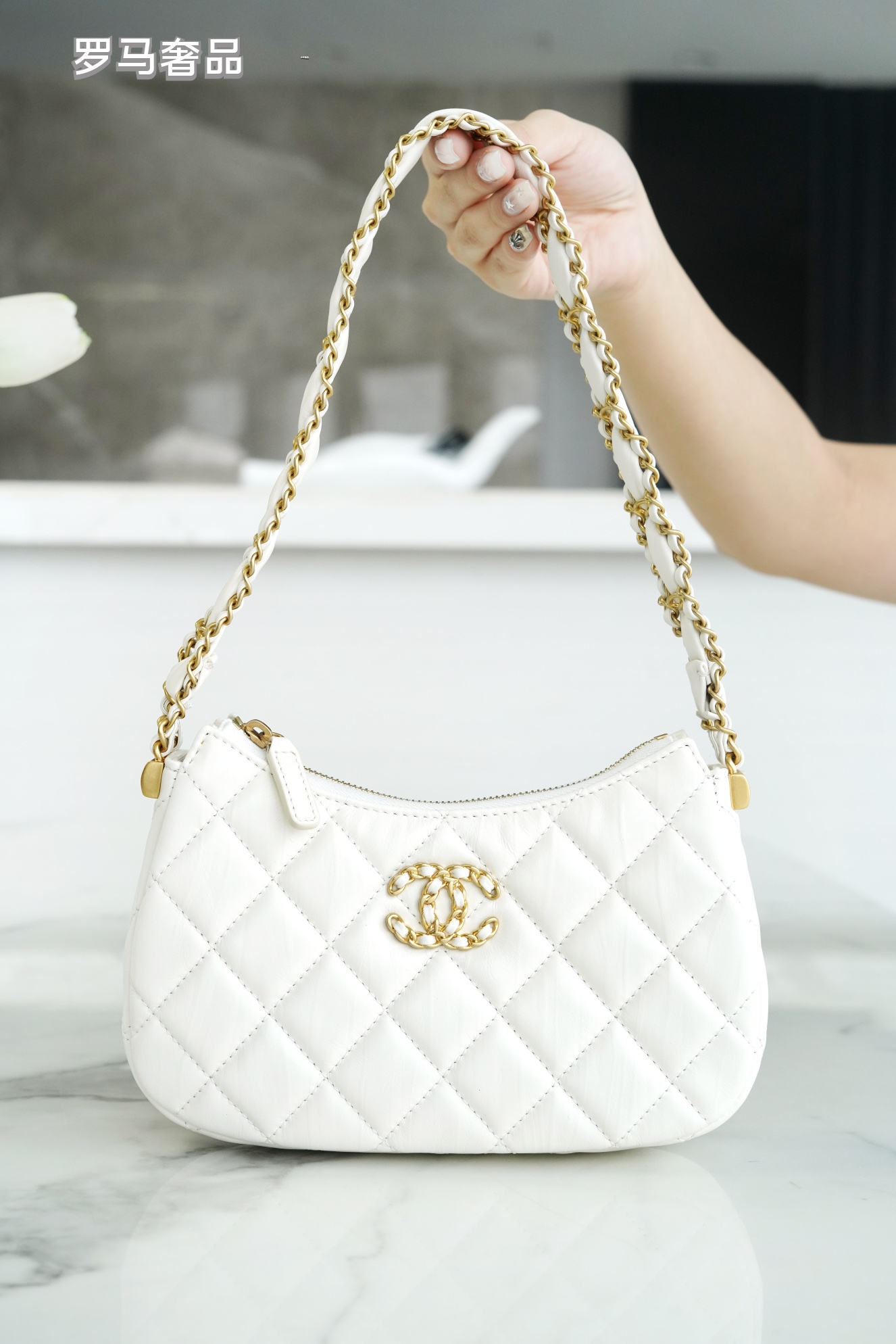 Luxury White Quilted Leather Hobo Handbag with Gold-Tone Chain Strap