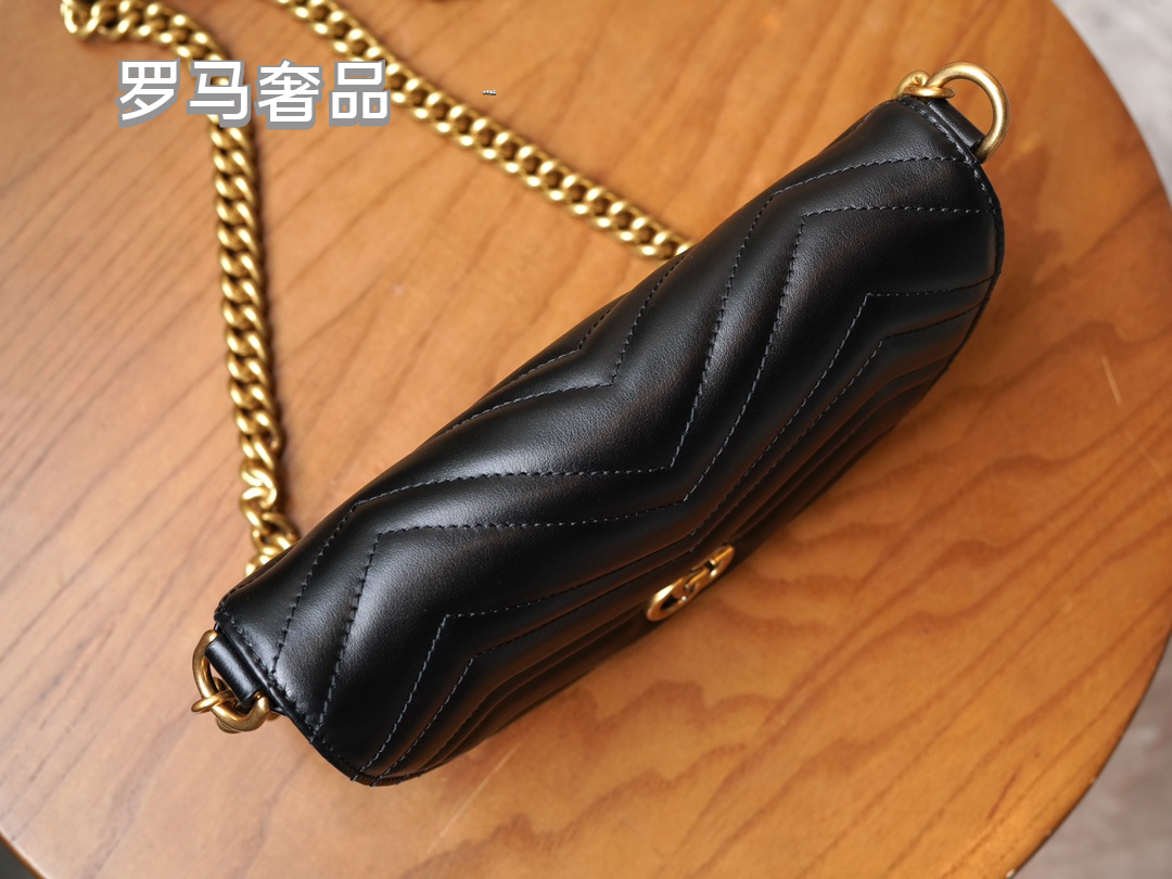 Gucci Elegant White Chevron Quilted Leather Crossbody Bag with Gold Chain