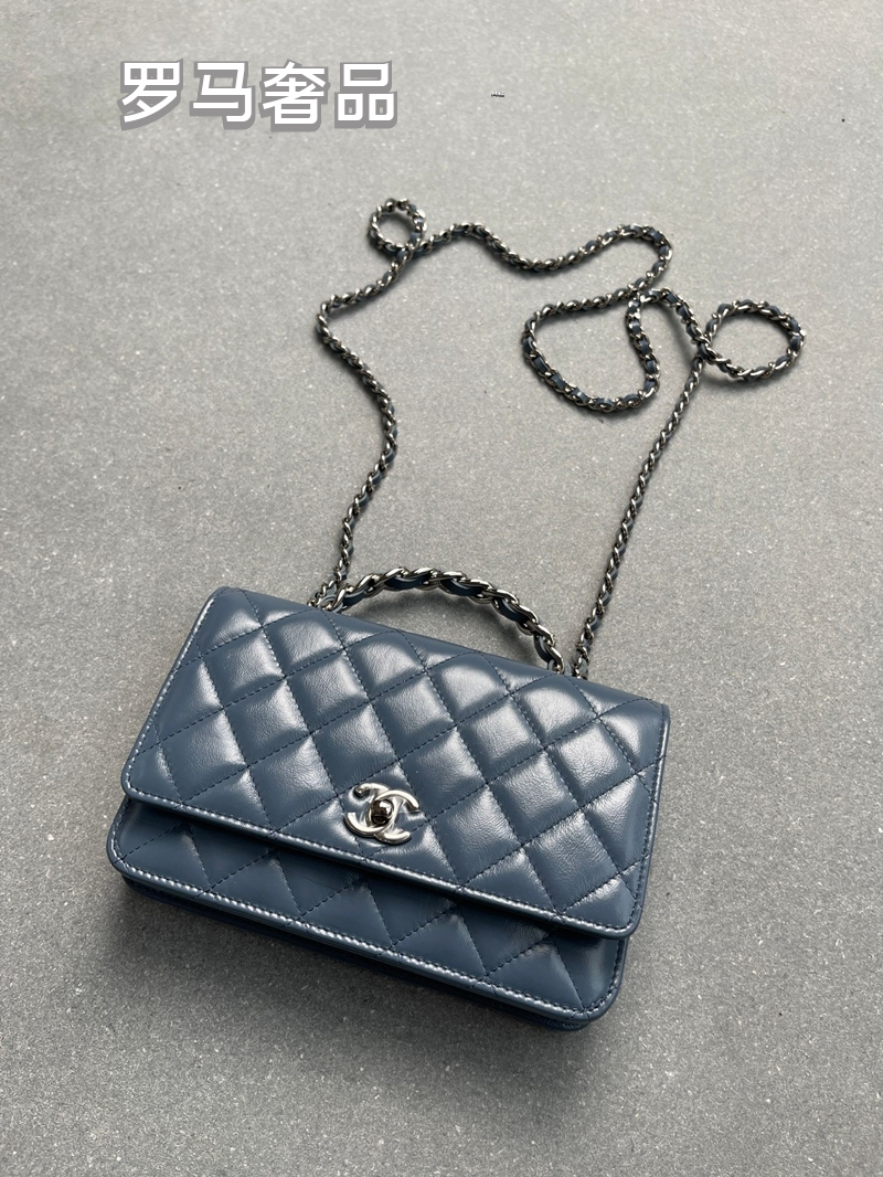 Luxury Quilted Leather Crossbody Bag with Chain Strap - Classic Designer Style Flap Bag