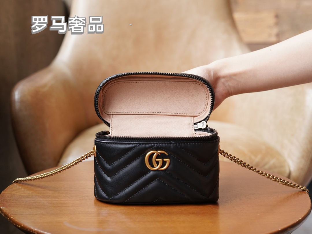 Gucci Cream Chevron Quilted Leather Vanity Bag with Gold Chain Strap