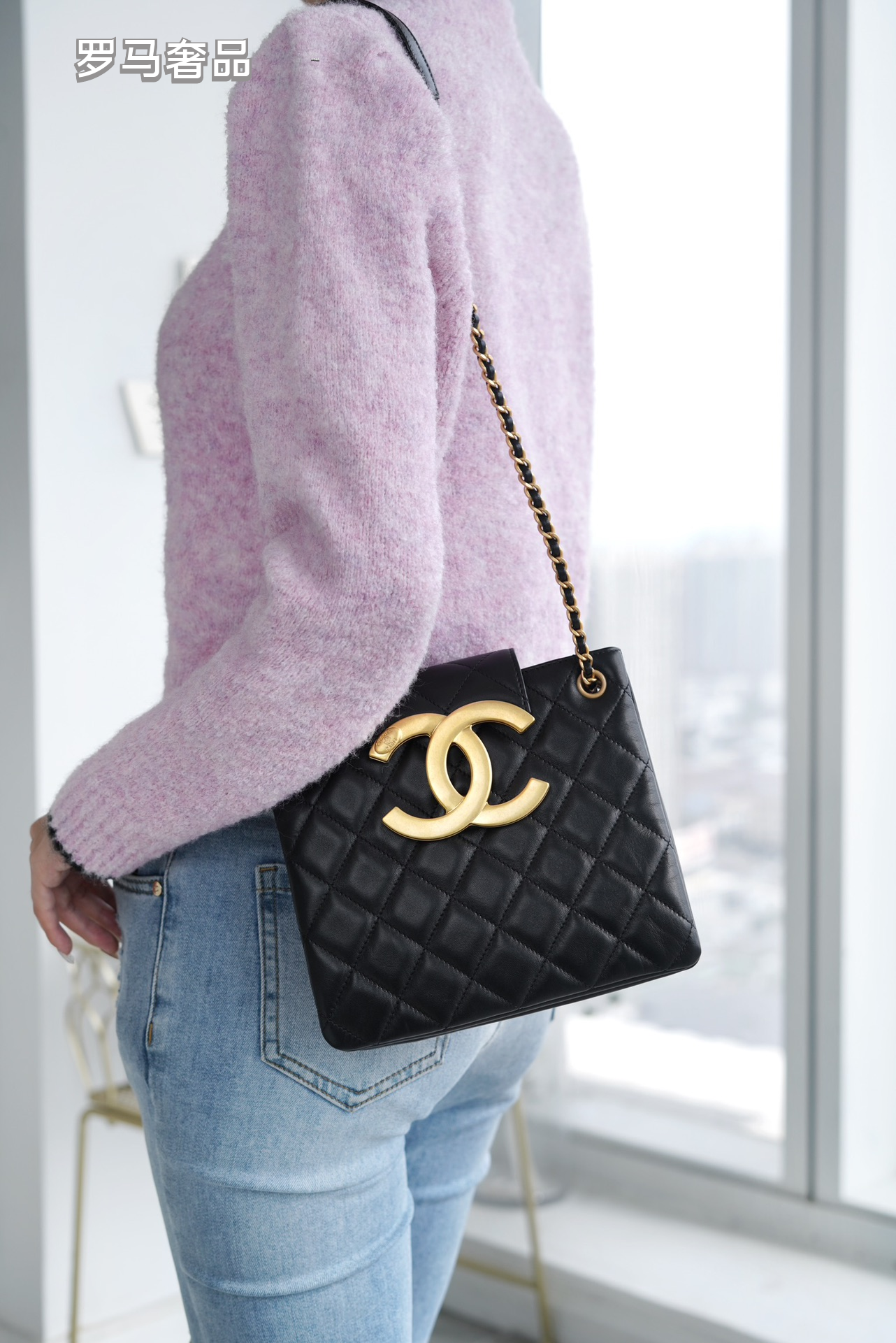 Chanel Quilted Leather Shoulder Bag with Gold-Tone CC Logo - Black