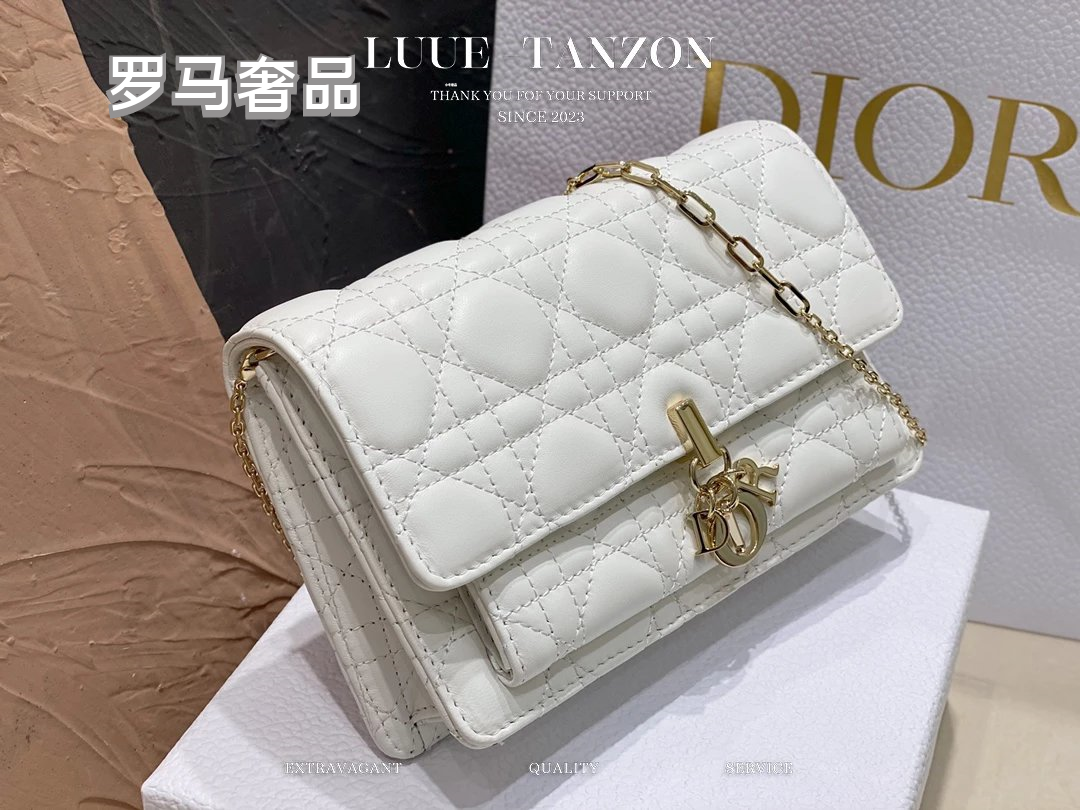 Elegant White Quilted Shoulder Bag with Gold-Tone Chain and Pearl Detail