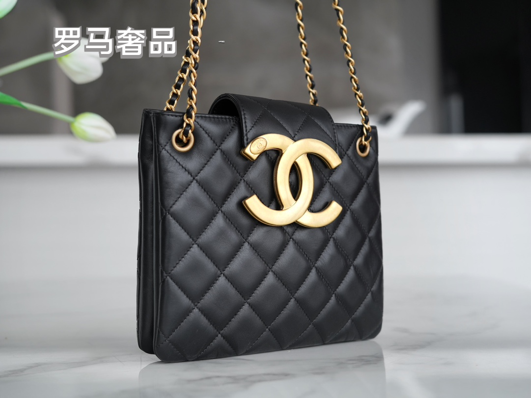 Chanel Quilted Leather Shoulder Bag with Gold-Tone CC Logo - Black
