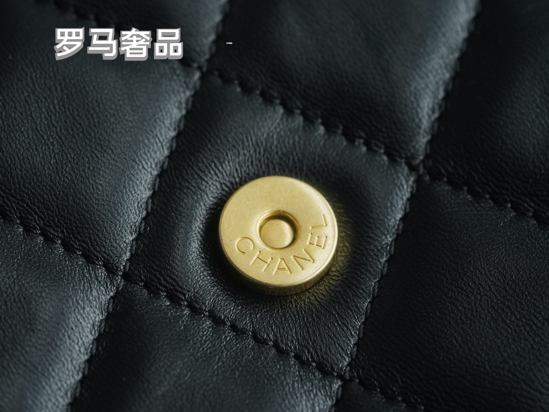 Chanel Quilted Leather Shoulder Bag with Gold-Tone CC Logo - Black