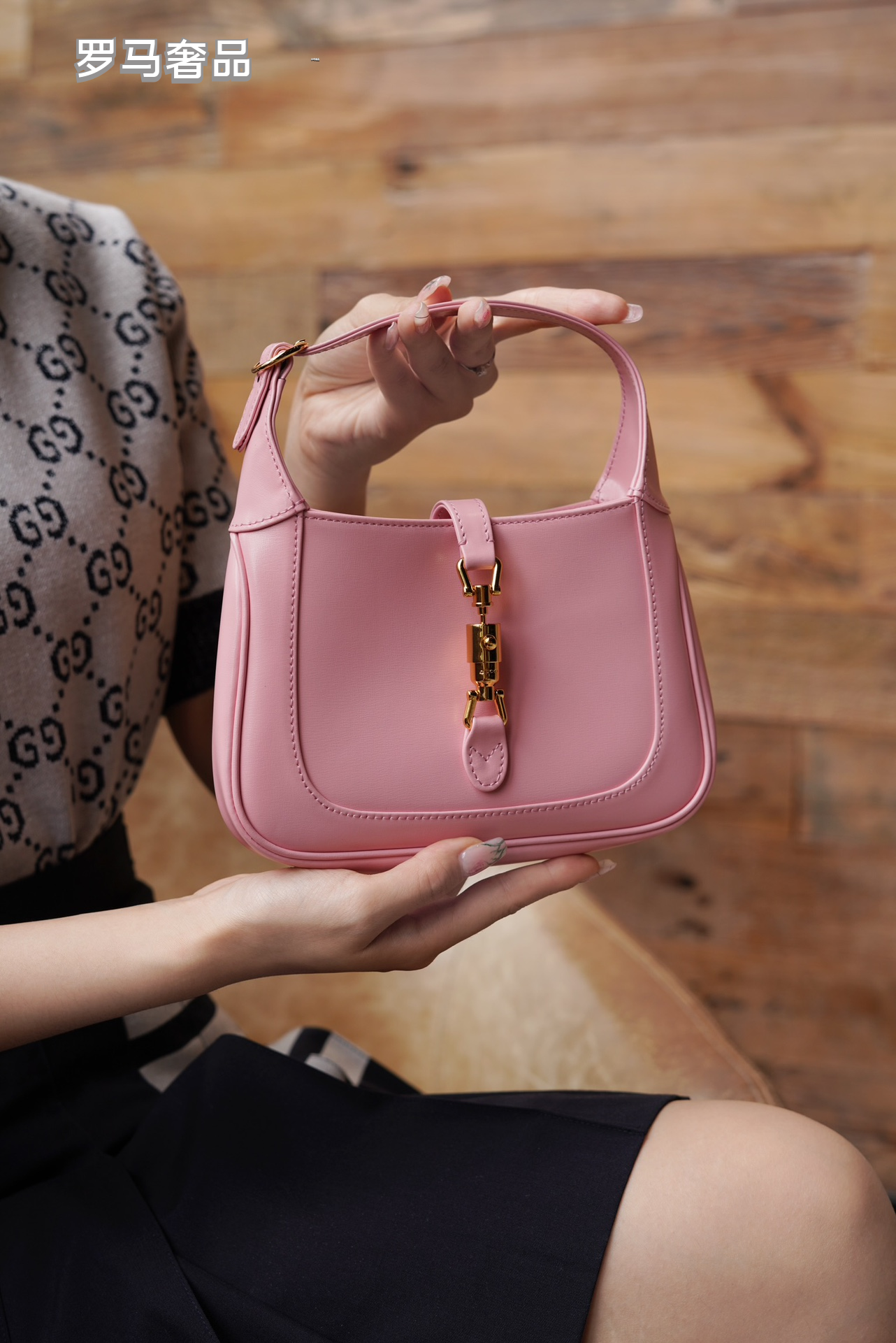 Gucci Vintage Pink Leather Hobo Shoulder Bag with Gold Metal Clasp