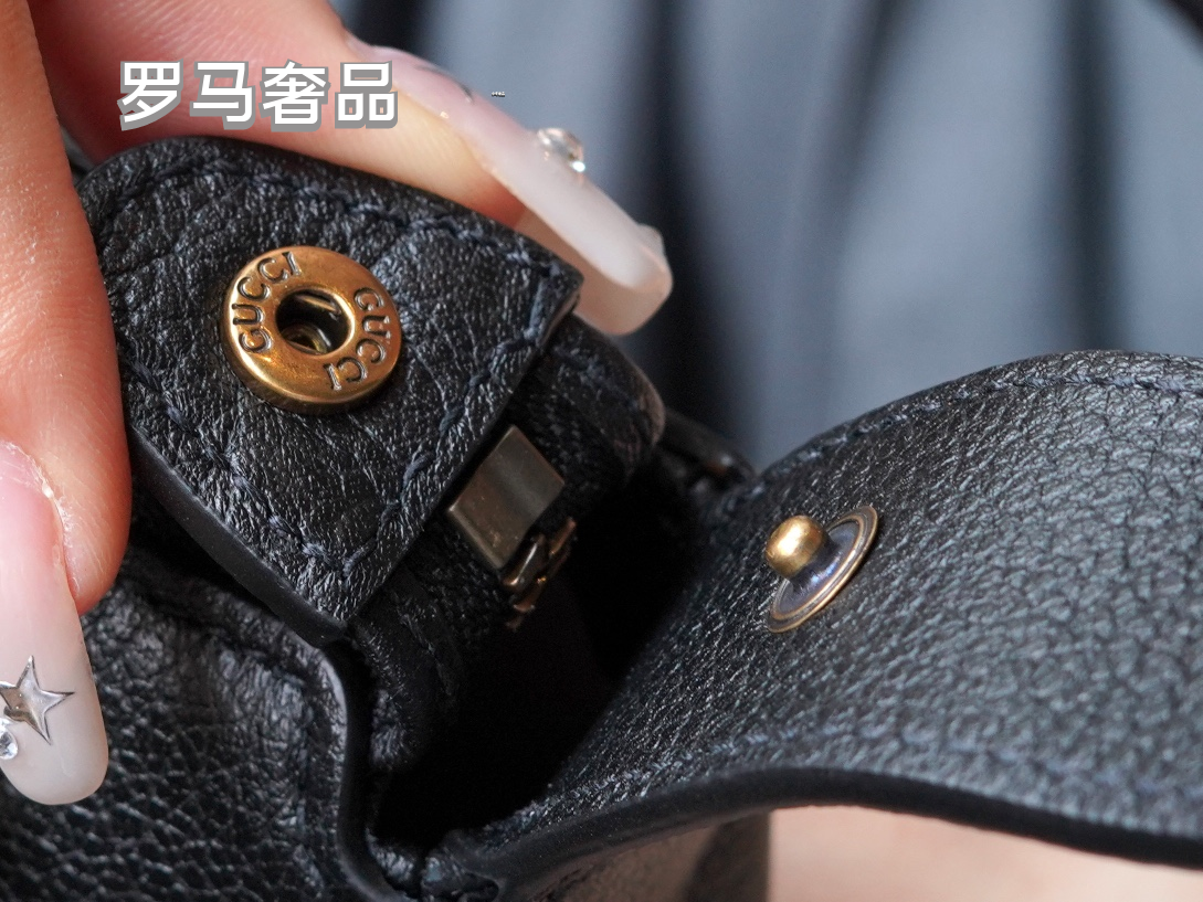 Gucci Elegant Off-White Leather Underarm Shoulder Bag with Gold Detailing