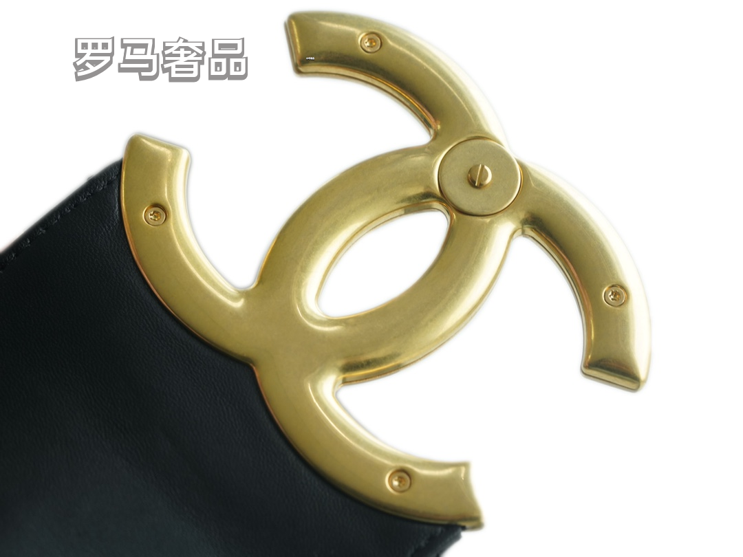 Chanel Quilted Leather Shoulder Bag with Gold-Tone CC Logo - Black
