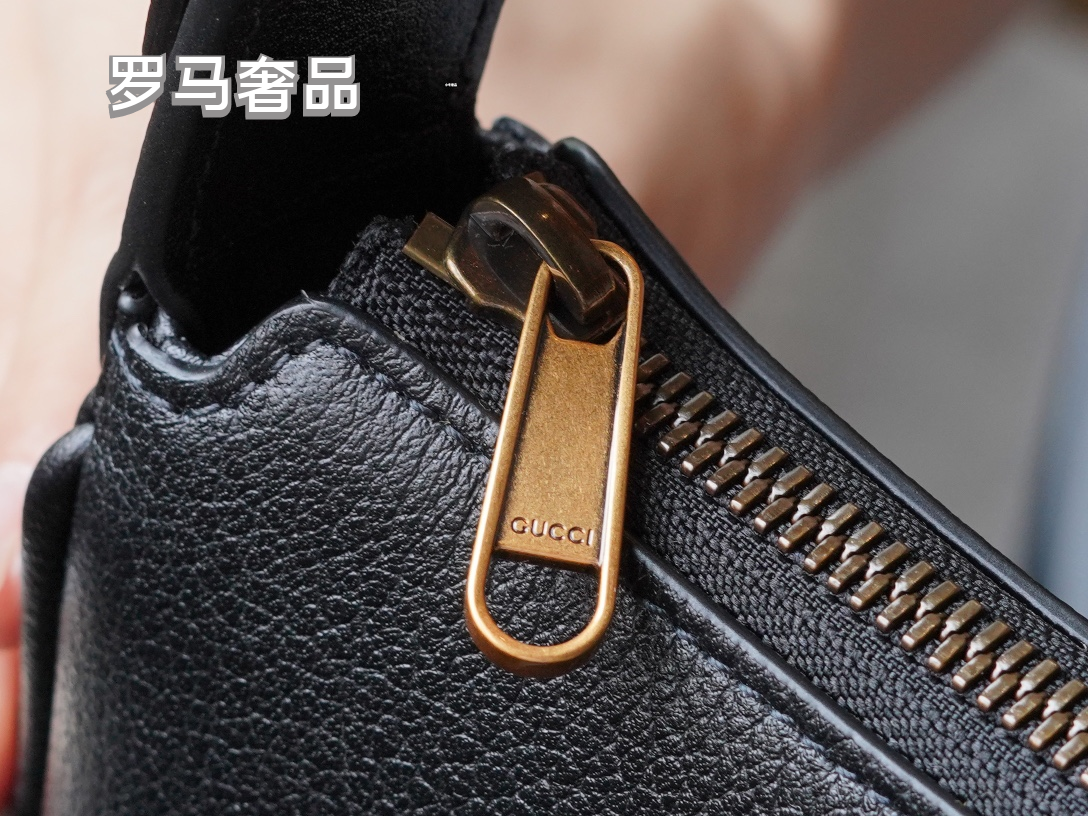 Gucci Elegant Off-White Leather Underarm Shoulder Bag with Gold Detailing