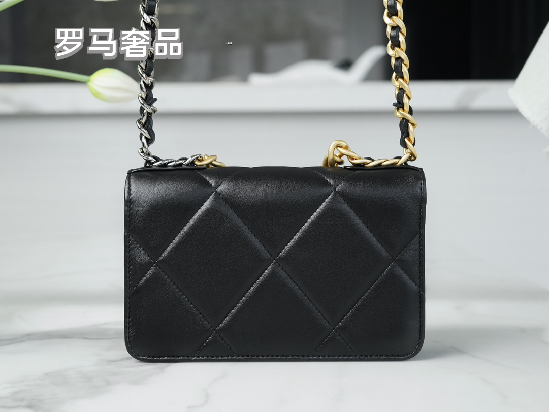 Elegant Black Quilted Leather Shoulder Bag with Gold-Tone Chain Strap