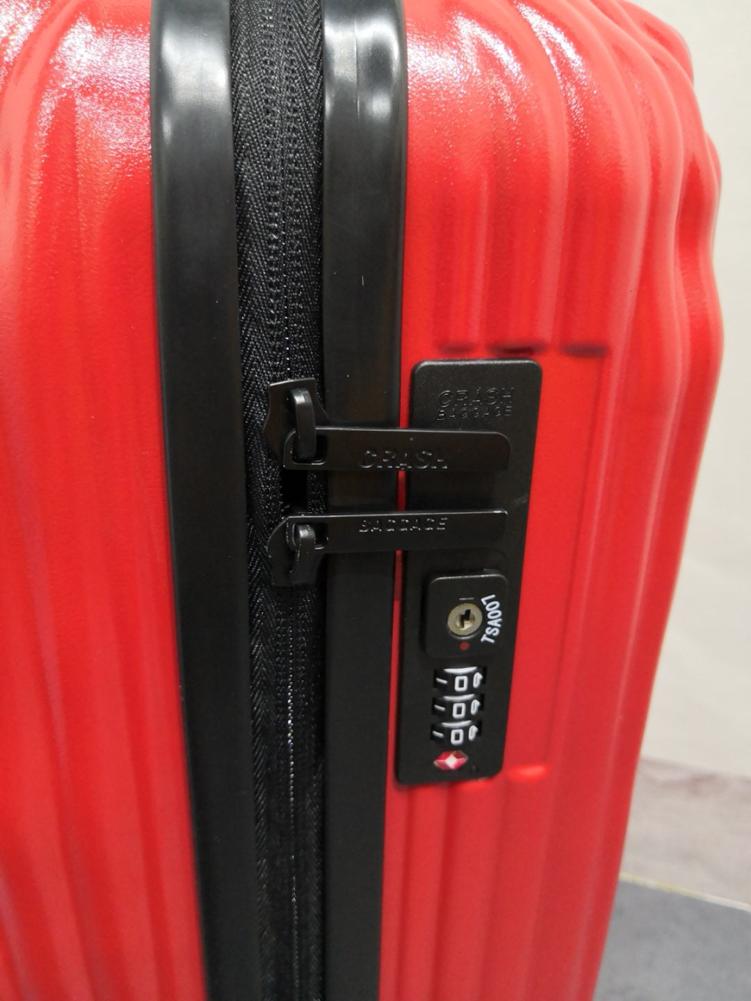 Modern Dented Hardshell Spinner Suitcase Rolling Travel Luggage
